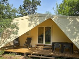 Camping Pas Cher vous présente avec son site Officiel campingpascher.fr, le Camping Ushuaïa Villages Le Parc De La Grève classé 4 étoiles, situé sur la commune de L'aiguillon Sur Vie dans le département Vendée (Pays De La Loire) en France. Le camping Ushuaïa Villages Le Parc De La Grève, vous présente un hébergement de type bungalow de 30 m². Le camping Ushuaïa Villages Le Parc De La Grève vous propose du sam. 04 juillet au sam. 11 juillet 2026, en promotion à -14% pour 7 nuits à 448,88 € au lieu de 525,0 € soit une Économie de 76,12 €. Cette location propose 118 dates différentes pour réserver votre séjour. Découvrez également les 19 autres gammes d'hébergements du camping. Les Avis clients pour le Camping Ushuaïa Villages Le Parc De La Grève sont excellents avec une note moyenne de 8 sur 10. LacMerRivièreÉtang, Piscine chauffée, Piscine extérieure, Animations familiales, Club enfants, Aire de jeux enfants, Canoë-kayak, Cyclisme, Golf, Ping-pong, Pédalo, Pétanque, Randonnée, Salle de jeux vidéo, Structure gonflable enfants, Boulangerie, Bureau de tabac, Dépôt de pain, Épicerie,... En savoir plus : cliquez-ICI.