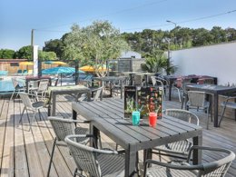 Camping Pas Cher vous présente avec son site Officiel campingpascher.fr, le Camping Ushuaïa Villages Le Parc De La Grève classé 4 étoiles, situé sur la commune de L'aiguillon Sur Vie dans le département Vendée (Pays De La Loire) en France. Le camping Ushuaïa Villages Le Parc De La Grève, vous présente un hébergement de type mobil-home de 20 m² pour 2 personnes et télévision. Le camping Ushuaïa Villages Le Parc De La Grève vous proposeun séjour PAS CHER avec une REMISEdu vendredi 17 avril au vendredi 24 avril 2026, en promotion à -36% pour 7 nuits à 202,86 € au lieu de 322,0 € soit une Économie de 119,14 €. Cette location propose 128 dates différentes pour réserver votre séjour. Découvrez également les 19 autres gammes d'hébergements du camping. Les Avis clients pour le Camping Ushuaïa Villages Le Parc De La Grève sont excellents avec une note moyenne de 8 sur 10. LacMerRivièreÉtang, Piscine chauffée, Piscine extérieure, Animations familiales, Club enfants, Aire de jeux enfants, Canoë-kayak, Cyclisme, Golf, Ping-pong, Pédalo, Pétanque, Randonnée, Salle de jeux vidéo, Structure gonflable enfants, Boulangerie, Bureau de tabac, Dépôt de pain, Épicerie,... En savoir plus : cliquez-ICI.