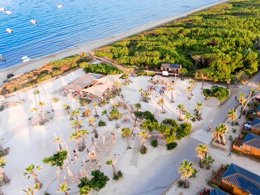 Camping Pas Cher vous présente avec son site Officiel campingpascher.fr, le Camping Eurosurf - Les Salines, situé sur la commune de Hyères dans le département Var (Provence Alpes Côte D'azur) en France. Le camping Eurosurf - Les Salines, vous présente un hébergement de type mobil-home de 29 m² pour 7 personnes avec climatisation et télévision. Le camping Eurosurf - Les Salines vous proposeun séjour PAS CHER avec une REMISEdu dimanche 13 septembre au dimanche 20 septembre 2026, en promotion à -30% pour 7 nuits à 416,50 € au lieu de 595,0 € soit une Économie de 178,50 €. Cette location propose 12 dates différentes pour réserver votre séjour. Découvrez également les 2 autres gammes d'hébergements du camping. Les Avis clients pour le Camping Eurosurf - Les Salines sont excellents avec une note moyenne de 8 sur 10. Mer, Animations familiales, Club ados, Club enfants, Aire de jeux enfants, Ping-pong, Pétanque, Terrain multisports, Bar, Restaurant, Épicerie,... En savoir plus : cliquez-ICI.