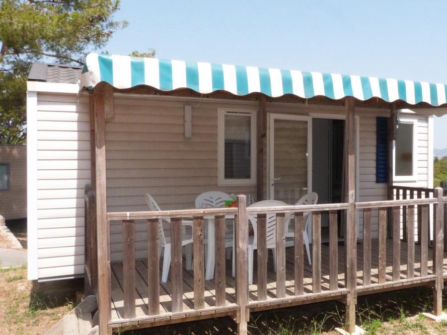 Camping Pas Cher vous présente avec son site Officiel campingpascher.fr, le Camping Tikayan Le Méditerranée classé 3 étoiles, situé sur la commune de Hyères dans le département Var (Provence Alpes Côte D'azur) en France. Le camping Tikayan Le Méditerranée, vous présente un hébergement de type mobil-home de 22 m² pour 3 personnes avec climatisation et télévision. Le camping Tikayan Le Méditerranée vous proposeun séjour PAS CHER avec une REMISEdu vendredi 12 juin au vendredi 19 juin 2026, en promotion à -30% pour 7 nuits à 563,50 € au lieu de 805,0 € soit une Économie de 241,50 €. Cette location propose 65 dates différentes pour réserver votre séjour. Découvrez également les 19 autres gammes d'hébergements du camping. Les Avis clients pour le Camping Tikayan Le Méditerranée sont de 7 sur 10. Mer, Aire de jeux enfants, Canoë-kayak, Jet-ski, Paddle, Ping-pong, Planche à voile, Plongée, kiteSurf, Bar, Snack/Bar, Épicerie,... En savoir plus : cliquez-ICI.