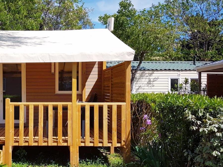 Camping Pas Cher vous présente avec son site Officiel campingpascher.fr, le Camping Tikayan Le Méditerranée classé 3 étoiles, situé sur la commune de Hyères dans le département Var (Provence Alpes Côte D'azur) en France. Le camping Tikayan Le Méditerranée, vous présente un hébergement de type mobil-home de 18 m² pour 2 personnes avec climatisation et télévision. Le camping Tikayan Le Méditerranée vous proposeun séjour PAS CHER avec une REMISEdu sam. 29 août au sam. 05 septembre 2026, en promotion à -40% pour 7 nuits à 432,60 € au lieu de 721,0 € soit une Économie de 288,40 €. Cette location propose 9 dates différentes pour réserver votre séjour. Découvrez également les 19 autres gammes d'hébergements du camping. Les Avis clients pour le Camping Tikayan Le Méditerranée sont de 7 sur 10. Mer, Aire de jeux enfants, Canoë-kayak, Jet-ski, Paddle, Ping-pong, Planche à voile, Plongée, kiteSurf, Bar, Snack/Bar, Épicerie,... En savoir plus : cliquez-ICI.