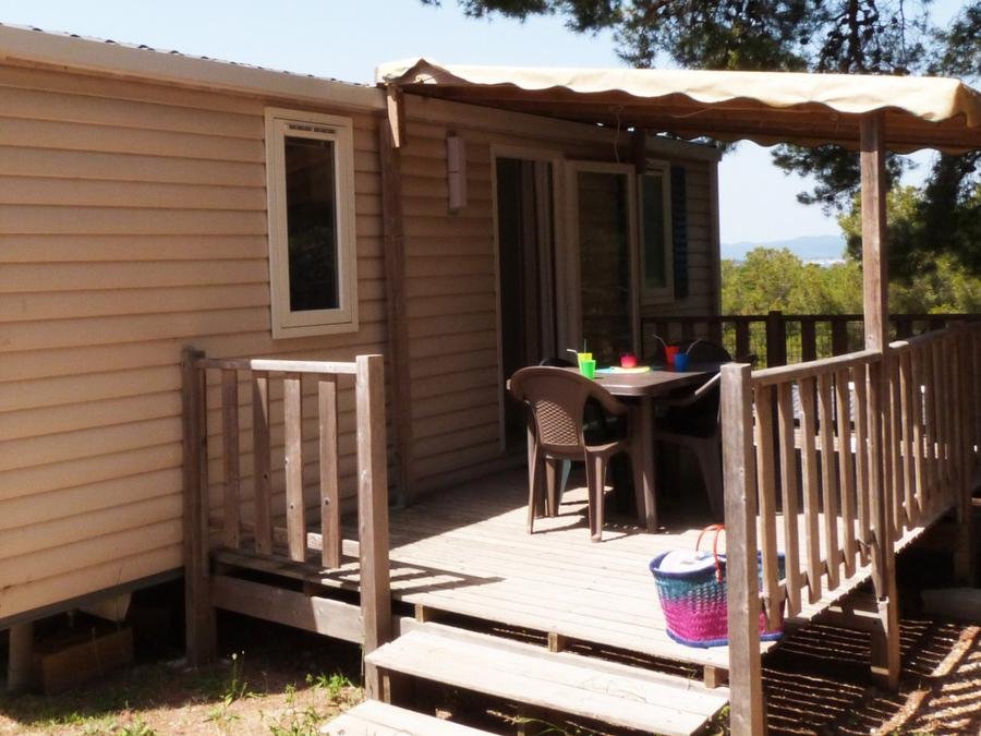Camping Pas Cher vous présente avec son site Officiel campingpascher.fr, le Camping Tikayan Le Méditerranée classé 3 étoiles, situé sur la commune de Hyères dans le département Var (Provence Alpes Côte D'azur) en France. Le camping Tikayan Le Méditerranée, vous présente un hébergement de type mobil-home pour 4 personnes avec climatisation et télévision. Le camping Tikayan Le Méditerranée vous proposeun séjour PAS CHER avec une REMISEdu vendredi 12 juin au vendredi 19 juin 2026, en promotion à -30% pour 7 nuits à 573,30 € au lieu de 819,0 € soit une Économie de 245,70 €. Cette location propose 61 dates différentes pour réserver votre séjour. Découvrez également les 19 autres gammes d'hébergements du camping. Les Avis clients pour le Camping Tikayan Le Méditerranée sont de 7 sur 10. Mer, Aire de jeux enfants, Canoë-kayak, Jet-ski, Paddle, Ping-pong, Planche à voile, Plongée, kiteSurf, Bar, Snack/Bar, Épicerie,... En savoir plus : cliquez-ICI.