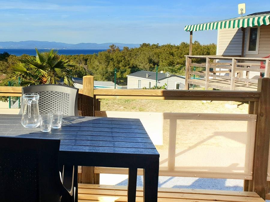 Camping Pas Cher vous présente avec son site Officiel campingpascher.fr, le Camping Tikayan Le Méditerranée classé 3 étoiles, situé sur la commune de Hyères dans le département Var (Provence Alpes Côte D'azur) en France. Le camping Tikayan Le Méditerranée, vous présente un hébergement de type mobil-home de 20 m² pour 1 personne avec climatisation et télévision. Le camping Tikayan Le Méditerranée vous propose du sam. 19 septembre au sam. 26 septembre 2026, en promotion à -19% pour 7 nuits à 481,60 € au lieu de 602,0 € soit une Économie de 120,40 €. Cette location propose 38 dates différentes pour réserver votre séjour. Découvrez également les 19 autres gammes d'hébergements du camping. Les Avis clients pour le Camping Tikayan Le Méditerranée sont de 7 sur 10. Mer, Aire de jeux enfants, Canoë-kayak, Jet-ski, Paddle, Ping-pong, Planche à voile, Plongée, kiteSurf, Bar, Snack/Bar, Épicerie,... En savoir plus : cliquez-ICI.