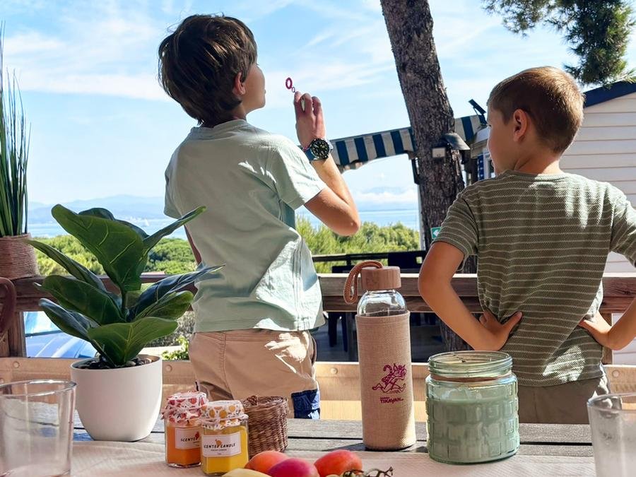 Camping Pas Cher vous présente avec son site Officiel campingpascher.fr, le Camping Tikayan Le Méditerranée classé 3 étoiles, situé sur la commune de Hyères dans le département Var (Provence Alpes Côte D'azur) en France. Le camping Tikayan Le Méditerranée, vous présente un hébergement de type mobil-home de 19 m² avec climatisation et télévision. Le camping Tikayan Le Méditerranée vous propose du dimanche 05 juillet au dimanche 12 juillet 2026, en promotion à -20% pour 7 nuits à 892,80 € au lieu de 1116,0 € soit une Économie de 223,20 €. Cette location propose 54 dates différentes pour réserver votre séjour. Découvrez également les 19 autres gammes d'hébergements du camping. Les Avis clients pour le Camping Tikayan Le Méditerranée sont excellents avec une note moyenne de 8 sur 10. Mer, Aire de jeux enfants, Canoë-kayak, Jet-ski, Paddle, Ping-pong, Planche à voile, Plongée, kiteSurf, Bar, Snack/Bar, Épicerie,... En savoir plus : cliquez-ICI.