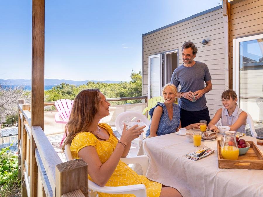 Camping Pas Cher vous présente avec son site Officiel campingpascher.fr, le Camping Tikayan Le Méditerranée classé 3 étoiles, situé sur la commune de Hyères dans le département Var (Provence Alpes Côte D'azur) en France. Le camping Tikayan Le Méditerranée, vous présente un hébergement de type mobil-home de 40 m² pour 1 personne avec climatisation et télévision. Le camping Tikayan Le Méditerranée vous propose du dimanche 13 septembre au dimanche 20 septembre 2026 pour 7 nuits à 812€. Cette location propose 45 dates différentes pour réserver votre séjour. Découvrez également les 19 autres gammes d'hébergements du camping. Les Avis clients pour le Camping Tikayan Le Méditerranée sont excellents avec une note moyenne de 8 sur 10. Mer, Aire de jeux enfants, Canoë-kayak, Jet-ski, Paddle, Ping-pong, Planche à voile, Plongée, kiteSurf, Bar, Snack/Bar, Épicerie,... En savoir plus : cliquez-ICI.