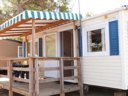 Camping Pas Cher vous présente avec son site Officiel campingpascher.fr, le Camping Tikayan Le Méditerranée classé 3 étoiles, situé sur la commune de Hyères dans le département Var (Provence Alpes Côte D'azur) en France. Le camping Tikayan Le Méditerranée, vous présente un hébergement de type mobil-home de 20 m² pour 3 personnes avec climatisation et télévision. Le camping Tikayan Le Méditerranée vous propose du dimanche 13 septembre au dimanche 20 septembre 2026, en promotion à -15% pour 7 nuits à 416,50 € au lieu de 490,0 € soit une Économie de 73,50 €. Cette location propose 150 dates différentes pour réserver votre séjour. Découvrez également les 4 autres gammes d'hébergements du camping. Les Avis clients pour le Camping Tikayan Le Méditerranée sont excellents avec une note moyenne de 8 sur 10. Mer, Aire de jeux enfants, Canoë-kayak, Jet-ski, Paddle, Ping-pong, Planche à voile, Plongée, kiteSurf, Bar, Snack/Bar, Épicerie,... En savoir plus : cliquez-ICI.