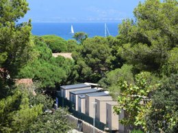 Camping Pas Cher vous présente avec son site Officiel campingpascher.fr, le Camping Tikayan Le Méditerranée classé 3 étoiles, situé sur la commune de Hyères dans le département Var (Provence Alpes Côte D'azur) en France. Le camping Tikayan Le Méditerranée, vous présente un hébergement de type mobil-home de 22 m² pour 3 personnes avec climatisation et télévision. Le camping Tikayan Le Méditerranée vous propose du dimanche 13 septembre au dimanche 20 septembre 2026, en promotion à -15% pour 7 nuits à 487,90 € au lieu de 574,0 € soit une Économie de 86,10 €. Cette location propose 147 dates différentes pour réserver votre séjour. Découvrez également les 11 autres gammes d'hébergements du camping. Les Avis clients pour le Camping Tikayan Le Méditerranée sont de 7 sur 10. Mer, Aire de jeux enfants, Canoë-kayak, Jet-ski, Paddle, Ping-pong, Planche à voile, Plongée, kiteSurf, Bar, Snack/Bar, Épicerie,... En savoir plus : cliquez-ICI.