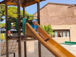 Camping Pas Cher vous présente avec son site Officiel campingpascher.fr, le Camping Tikayan Le Méditerranée classé 3 étoiles, situé sur la commune de Hyères dans le département Var (Provence Alpes Côte D'azur) en France. Le camping Tikayan Le Méditerranée, vous présente un hébergement de type mobil-home de 27 m² pour 6 personnes avec climatisation et télévision. Le camping Tikayan Le Méditerranée vous proposeun séjour PAS CHER avec une REMISEdu sam. 02 mai au sam. 09 mai 2026, en promotion à -35% pour 7 nuits à 379 € au lieu de 583,08 € soit une Économie de 204,08 €. Cette location propose 23 dates différentes pour réserver votre séjour. Découvrez également les 4 autres gammes d'hébergements du camping. Les Avis clients pour le Camping Tikayan Le Méditerranée sont excellents avec une note moyenne de 8 sur 10. Mer, Aire de jeux enfants, Canoë-kayak, Jet-ski, Paddle, Ping-pong, Planche à voile, Plongée, kiteSurf, Bar, Snack/Bar, Épicerie,... En savoir plus : cliquez-ICI.