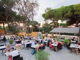 Camping Pas Cher vous présente avec son site Officiel campingpascher.fr, le Camping Tikayan Le Méditerranée classé 3 étoiles, situé sur la commune de Hyères dans le département Var (Provence Alpes Côte D'azur) en France. Le camping Tikayan Le Méditerranée, vous présente un hébergement de type mobil-home de 28 m² pour 5 personnes avec climatisation et télévision. Le camping Tikayan Le Méditerranée vous propose du dimanche 13 septembre au dimanche 20 septembre 2026, en promotion à -15% pour 7 nuits à 565,25 € au lieu de 665,0 € soit une Économie de 99,75 €. Cette location propose 147 dates différentes pour réserver votre séjour. Découvrez également les 11 autres gammes d'hébergements du camping. Les Avis clients pour le Camping Tikayan Le Méditerranée sont de 7 sur 10. Mer, Aire de jeux enfants, Canoë-kayak, Jet-ski, Paddle, Ping-pong, Planche à voile, Plongée, kiteSurf, Bar, Snack/Bar, Épicerie,... En savoir plus : cliquez-ICI.