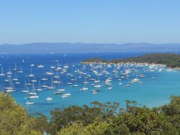 Camping Pas Cher vous présente avec son site Officiel campingpascher.fr, le Camping Tikayan Le Méditerranée classé 3 étoiles, situé sur la commune de Hyères dans le département Var (Provence Alpes Côte D'azur) en France. Le camping Tikayan Le Méditerranée, vous présente un hébergement de type mobil-home de 20 m² pour 3 personnes avec climatisation et télévision. Le camping Tikayan Le Méditerranée vous propose du dimanche 13 septembre au dimanche 20 septembre 2026, en promotion à -15% pour 7 nuits à 416,50 € au lieu de 490,0 € soit une Économie de 73,50 €. Cette location propose 150 dates différentes pour réserver votre séjour. Découvrez également les 4 autres gammes d'hébergements du camping. Les Avis clients pour le Camping Tikayan Le Méditerranée sont excellents avec une note moyenne de 8 sur 10. Mer, Aire de jeux enfants, Canoë-kayak, Jet-ski, Paddle, Ping-pong, Planche à voile, Plongée, kiteSurf, Bar, Snack/Bar, Épicerie,... En savoir plus : cliquez-ICI.