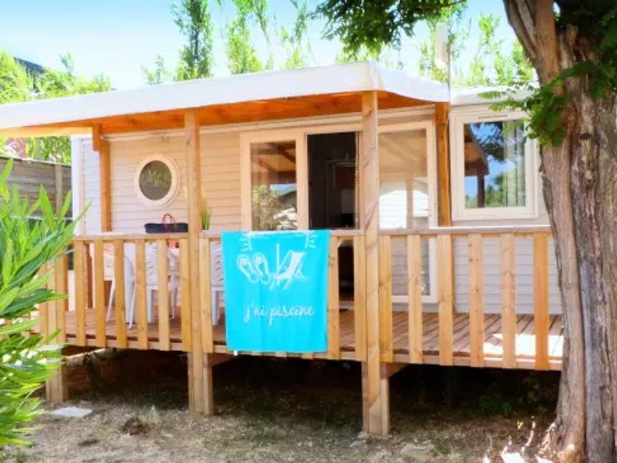 Camping Pas Cher vous présente avec son site Officiel campingpascher.fr, le Camping Tikayan Les Palmiers classé 4 étoiles, situé sur la commune de Hyères dans le département Var (Provence Alpes Côte D'azur) en France. Le camping Tikayan Les Palmiers, vous présente un hébergement de type mobil-home de 33 m² pour 8 personnes avec climatisation et télévision. Le camping Tikayan Les Palmiers vous proposeun séjour PAS CHER avec une REMISEdu vendredi 18 septembre au vendredi 25 septembre 2026, en promotion à -35% pour 7 nuits à 399 € au lieu de 613,85 € soit une Économie de 214,85 €. Cette location propose 27 dates différentes pour réserver votre séjour. Découvrez également les 26 autres gammes d'hébergements du camping. Les Avis clients pour le Camping Tikayan Les Palmiers sont de 7 sur 10. Piscine extérieure, Animations familiales, Club enfants, Aire de jeux enfants, Centre équestre, Court de tennis, Cyclisme, Golf, Ping-pong, Plongée, Pétanque, Salle de fitness, Terrain de volley-ball, Bar, Dépôt de pain, Pizzeria, Plats à emporter, Restaurant, Snack/Bar, Épicerie,... En savoir plus : cliquez-ICI.
