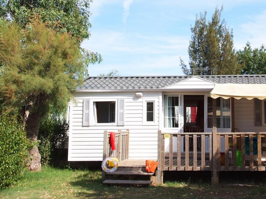 Camping Pas Cher vous présente avec son site Officiel campingpascher.fr, le Camping Tikayan Les Palmiers classé 4 étoiles, situé sur la commune de Hyères dans le département Var (Provence Alpes Côte D'azur) en France. Le camping Tikayan Les Palmiers vous propose un hébergement de type mobil-home de 32 m² pour 8 personnes avec climatisation (télévision). Cet hébergement propose plus de 66 dates différentes pour réserver ! Pour dévouvrir la période la moins chère, consultez la rubrique 'Tarifs' et sélectionnez votre mois de départ. L'établissement vous propose 26 autres types d'hébergements. Découvrez tous nos séjours à petits prix dans la commune et aux alentours de Hyères du département : Var (Provence Alpes Côte D'azur). Les Avis clients pour le Camping Tikayan Les Palmiers sont de 7 sur 10. Piscine extérieure, Animations familiales, Club enfants, Aire de jeux enfants, Centre équestre, Court de tennis, Cyclisme, Golf, Ping-pong, Plongée, Pétanque, Salle de fitness, Terrain de volley-ball, Bar, Dépôt de pain, Pizzeria, Plats à emporter, Restaurant, Snack/Bar, Épicerie,... En savoir plus : cliquez-ICI.