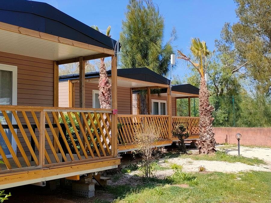 Camping Pas Cher vous présente avec son site Officiel campingpascher.fr, le Camping Tikayan Les Palmiers classé 4 étoiles, situé sur la commune de Hyères dans le département Var (Provence Alpes Côte D'azur) en France. Le camping Tikayan Les Palmiers vous propose un hébergement de type mobil-home pour 4 personnes avec climatisation (télévision). Cet hébergement propose plus de 66 dates différentes pour réserver ! Pour dévouvrir la période la moins chère, consultez la rubrique 'Tarifs' et sélectionnez votre mois de départ. L'établissement vous propose 26 autres types d'hébergements. Découvrez tous nos séjours à petits prix dans la commune et aux alentours de Hyères du département : Var (Provence Alpes Côte D'azur). Les Avis clients pour le Camping Tikayan Les Palmiers sont de 7 sur 10. Piscine extérieure, Animations familiales, Club enfants, Aire de jeux enfants, Centre équestre, Court de tennis, Cyclisme, Golf, Ping-pong, Plongée, Pétanque, Salle de fitness, Terrain de volley-ball, Bar, Dépôt de pain, Pizzeria, Plats à emporter, Restaurant, Snack/Bar, Épicerie,... En savoir plus : cliquez-ICI.