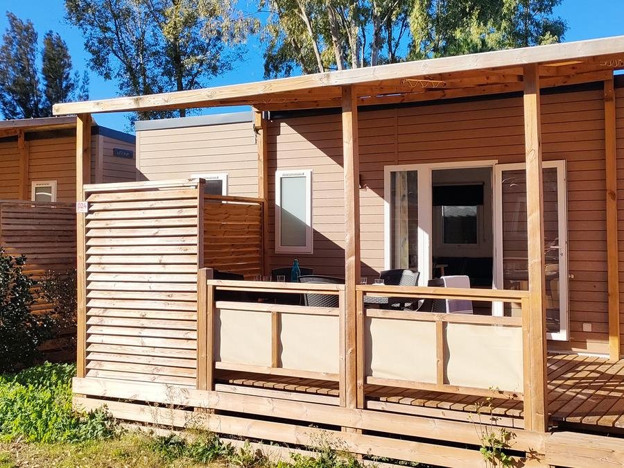 Camping Pas Cher vous présente avec son site Officiel campingpascher.fr, le Camping Tikayan Les Palmiers classé 4 étoiles, situé sur la commune de Hyères dans le département Var (Provence Alpes Côte D'azur) en France. Le camping Tikayan Les Palmiers, vous présente un hébergement de type mobil-home pour 8 personnes avec climatisation et télévision. Le camping Tikayan Les Palmiers vous proposeun séjour PAS CHER avec une REMISEdu dimanche 07 juin au dimanche 14 juin 2026, en promotion à -50% pour 7 nuits à 565 € au lieu de 1130,0 € soit une Économie de 565 €. Cette location propose 72 dates différentes pour réserver votre séjour. Découvrez également les 26 autres gammes d'hébergements du camping. Les Avis clients pour le Camping Tikayan Les Palmiers sont de 7 sur 10. Piscine extérieure, Animations familiales, Club enfants, Aire de jeux enfants, Centre équestre, Court de tennis, Cyclisme, Golf, Ping-pong, Plongée, Pétanque, Salle de fitness, Terrain de volley-ball, Bar, Dépôt de pain, Pizzeria, Plats à emporter, Restaurant, Snack/Bar, Épicerie,... En savoir plus : cliquez-ICI.