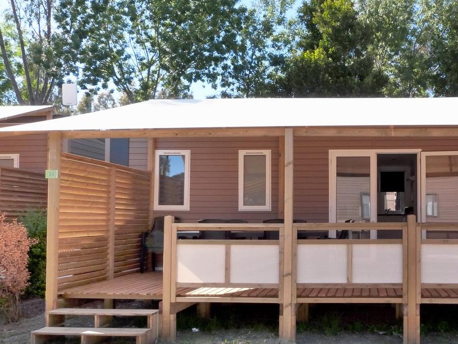 Camping Pas Cher vous présente avec son site Officiel campingpascher.fr, le Camping Tikayan Les Palmiers classé 4 étoiles, situé sur la commune de Hyères dans le département Var (Provence Alpes Côte D'azur) en France. Le camping Tikayan Les Palmiers vous propose un hébergement de type mobil-home pour 8 personnes avec climatisation (télévision). Cet hébergement propose plus de 82 dates différentes pour réserver ! Pour dévouvrir la période la moins chère, consultez la rubrique 'Tarifs' et sélectionnez votre mois de départ. L'établissement vous propose 26 autres types d'hébergements. Découvrez tous nos séjours à petits prix dans la commune et aux alentours de Hyères du département : Var (Provence Alpes Côte D'azur). Les Avis clients pour le Camping Tikayan Les Palmiers sont de 7 sur 10. Piscine extérieure, Animations familiales, Club enfants, Aire de jeux enfants, Centre équestre, Court de tennis, Cyclisme, Golf, Ping-pong, Plongée, Pétanque, Salle de fitness, Terrain de volley-ball, Bar, Dépôt de pain, Pizzeria, Plats à emporter, Restaurant, Snack/Bar, Épicerie,... En savoir plus : cliquez-ICI.