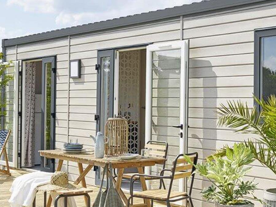 Camping Pas Cher vous présente avec son site Officiel campingpascher.fr, le Camping Tikayan Les Palmiers classé 4 étoiles, situé sur la commune de Hyères dans le département Var (Provence Alpes Côte D'azur) en France. Le camping Tikayan Les Palmiers vous propose un hébergement de type mobil-home avec climatisation (télévision). Cet hébergement propose plus de 82 dates différentes pour réserver ! Pour dévouvrir la période la moins chère, consultez la rubrique 'Tarifs' et sélectionnez votre mois de départ. L'établissement vous propose 26 autres types d'hébergements. Découvrez tous nos séjours à petits prix dans la commune et aux alentours de Hyères du département : Var (Provence Alpes Côte D'azur). Les Avis clients pour le Camping Tikayan Les Palmiers sont de 7 sur 10. Piscine extérieure, Animations familiales, Club enfants, Aire de jeux enfants, Centre équestre, Court de tennis, Cyclisme, Golf, Ping-pong, Plongée, Pétanque, Salle de fitness, Terrain de volley-ball, Bar, Dépôt de pain, Pizzeria, Plats à emporter, Restaurant, Snack/Bar, Épicerie,... En savoir plus : cliquez-ICI.