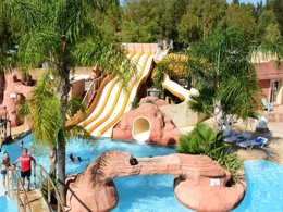 Camping Pas Cher vous présente avec son site Officiel campingpascher.fr, le Camping Tikayan Les Palmiers classé 4 étoiles, situé sur la commune de Hyères dans le département Var (Provence Alpes Côte D'azur) en France. Le camping Tikayan Les Palmiers vous propose un hébergement de type mobil-home de 32 m² avec climatisation (télévision). L'établissement vous propose 19 autres types d'hébergements. Découvrez tous nos séjours à petits prix dans la commune et aux alentours de Hyères du département : Var (Provence Alpes Côte D'azur). Les Avis clients pour le Camping Tikayan Les Palmiers sont de 7 sur 10. Piscine extérieure, Animations familiales, Club enfants, Aire de jeux enfants, Centre équestre, Court de tennis, Cyclisme, Golf, Ping-pong, Plongée, Pétanque, Salle de fitness, Terrain de volley-ball, Bar, Dépôt de pain, Pizzeria, Plats à emporter, Restaurant, Snack/Bar, Épicerie,... En savoir plus : cliquez-ICI.