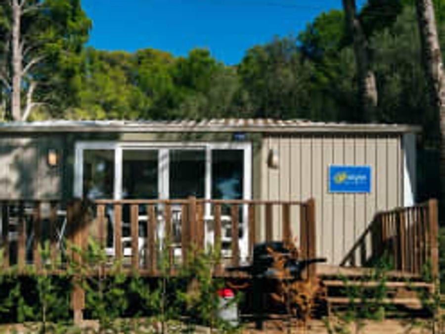 Camping Pas Cher vous présente avec son site Officiel campingpascher.fr, le Camping Castell Montgri classé 4 étoiles, situé sur la commune de L'estartit dans le département Gérone (Catalogne) en Espagne. Le camping Castell Montgri, vous présente un hébergement de type mobil-home de 32 m² avec climatisation. Le camping Castell Montgri vous proposeun séjour PAS CHER avec une REMISEdu sam. 12 septembre au sam. 19 septembre 2026, en promotion à -50% pour 7 nuits à 318,50 € au lieu de 637,0 € soit une Économie de 318,50 €. Cette location propose 14 dates différentes pour réserver votre séjour. Découvrez également les 28 autres gammes d'hébergements du camping. Les Avis clients pour le Camping Castell Montgri sont excellents avec une note moyenne de 8 sur 10. Mer, Parc aquatique, Piscine extérieure, Animations familiales, Club enfants, Aire de jeux enfants, Canoë-kayak, Centre équestre, Court de tennis, Golf, Ping-pong, Piscine, Planche à voile, Plongée, Pédalo, Pétanque, Salle de jeux vidéo, Ski nautique, Structure gonflable enfants, Terrain de football, Terrain de volley-ball, Terrain multisports, Voile, kiteSurf, Bar, Dépôt de pain, Restaurant, Snack/Bar, Épicerie,... En savoir plus : cliquez-ICI.