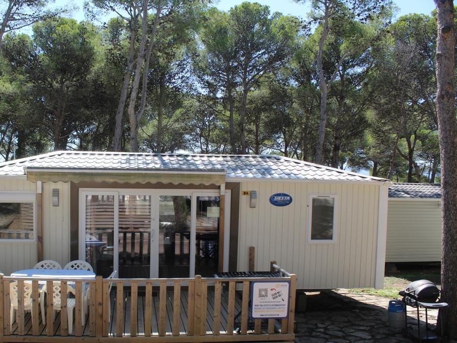 Camping Pas Cher vous présente avec son site Officiel campingpascher.fr, le Camping Castell Montgri classé 4 étoiles, situé sur la commune de L'estartit dans le département Gérone (Catalogne) en Espagne. Le camping Castell Montgri, vous présente un hébergement de type mobil-home de 40 m² avec climatisation. Le camping Castell Montgri vous proposeun séjour PAS CHER avec une REMISEdu vendredi 05 juin au vendredi 12 juin 2026 avec une PROMO de DERNIÈRE MINUTE, en promotion à -55% pour 7 nuits à 369 € au lieu de 820,0 € soit une Économie de 451 €. Cette location propose 60 dates différentes pour réserver votre séjour. Découvrez également les 28 autres gammes d'hébergements du camping. Les Avis clients pour le Camping Castell Montgri sont excellents avec une note moyenne de 8 sur 10. Mer, Parc aquatique, Piscine extérieure, Animations familiales, Club enfants, Aire de jeux enfants, Canoë-kayak, Centre équestre, Court de tennis, Golf, Ping-pong, Piscine, Planche à voile, Plongée, Pédalo, Pétanque, Salle de jeux vidéo, Ski nautique, Structure gonflable enfants, Terrain de football, Terrain de volley-ball, Terrain multisports, Voile, kiteSurf, Bar, Dépôt de pain, Restaurant, Snack/Bar, Épicerie,... En savoir plus : cliquez-ICI.