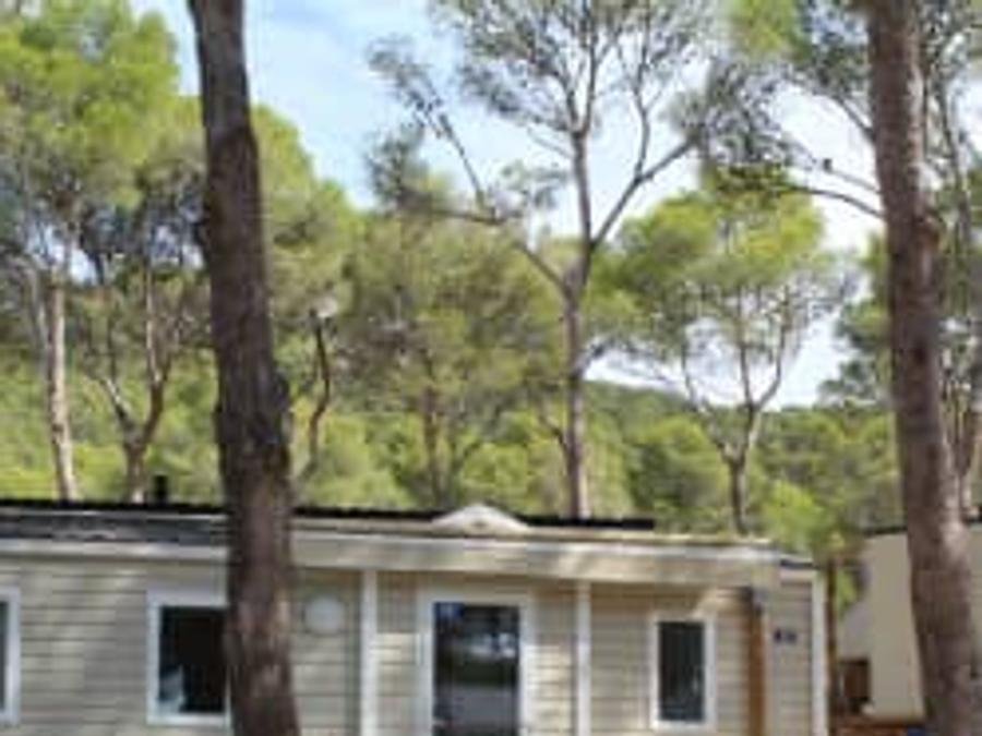 Camping Pas Cher vous présente avec son site Officiel campingpascher.fr, le Camping Castell Montgri classé 4 étoiles, situé sur la commune de L'estartit dans le département Gérone (Catalogne) en Espagne. Le camping Castell Montgri, vous présente un hébergement de type mobil-home de 32 m² avec climatisation. Le camping Castell Montgri vous proposeun séjour PAS CHER avec une REMISEdu sam. 13 juin au sam. 20 juin 2026, en promotion à -55% pour 7 nuits à 371,70 € au lieu de 826,0 € soit une Économie de 454,30 €. Cette location propose 49 dates différentes pour réserver votre séjour. Découvrez également les 28 autres gammes d'hébergements du camping. Les Avis clients pour le Camping Castell Montgri sont excellents avec une note moyenne de 8 sur 10. Mer, Parc aquatique, Piscine extérieure, Animations familiales, Club enfants, Aire de jeux enfants, Canoë-kayak, Centre équestre, Court de tennis, Golf, Ping-pong, Piscine, Planche à voile, Plongée, Pédalo, Pétanque, Salle de jeux vidéo, Ski nautique, Structure gonflable enfants, Terrain de football, Terrain de volley-ball, Terrain multisports, Voile, kiteSurf, Bar, Dépôt de pain, Restaurant, Snack/Bar, Épicerie,... En savoir plus : cliquez-ICI.
