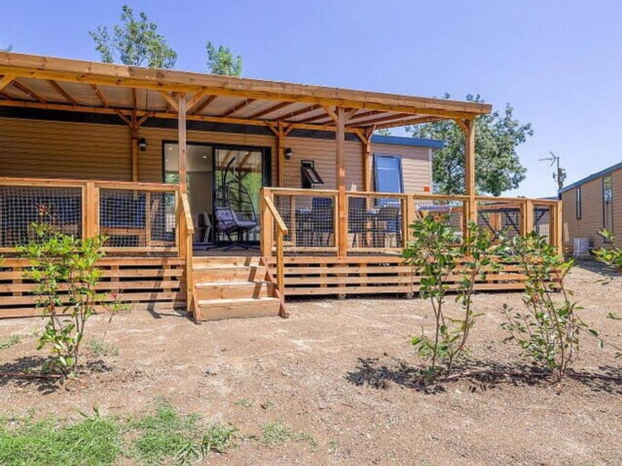 Camping Pas Cher vous présente avec son site Officiel campingpascher.fr, le Camping Castell Montgri classé 4 étoiles, situé sur la commune de L'estartit dans le département Gérone (Catalogne) en Espagne. Le camping Castell Montgri, vous présente un hébergement de type mobil-home de 43 m² avec climatisation. Le camping Castell Montgri vous propose du sam. 12 septembre au sam. 19 septembre 2026, en promotion à -24% pour 7 nuits à 651 € au lieu de 861,0 € soit une Économie de 210 €. Cette location propose 2 dates différentes pour réserver votre séjour. Découvrez également les 28 autres gammes d'hébergements du camping. Les Avis clients pour le Camping Castell Montgri sont excellents avec une note moyenne de 8 sur 10. Mer, Parc aquatique, Piscine extérieure, Animations familiales, Club enfants, Aire de jeux enfants, Canoë-kayak, Centre équestre, Court de tennis, Golf, Ping-pong, Piscine, Planche à voile, Plongée, Pédalo, Pétanque, Salle de jeux vidéo, Ski nautique, Structure gonflable enfants, Terrain de football, Terrain de volley-ball, Terrain multisports, Voile, kiteSurf, Bar, Dépôt de pain, Restaurant, Snack/Bar, Épicerie,... En savoir plus : cliquez-ICI.