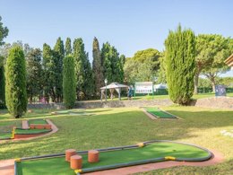 Camping Pas Cher vous présente avec son site Officiel campingpascher.fr, le Camping Castell Montgri classé 4 étoiles, situé sur la commune de L'estartit dans le département Gérone (Catalogne) en Espagne. Le camping Castell Montgri, vous présente un hébergement de type mobil-home de 26 m² avec climatisation. Le camping Castell Montgri vous proposeun séjour PAS CHER avec une REMISEdu sam. 05 septembre au sam. 12 septembre 2026, en promotion à -30% pour 7 nuits à 343 € au lieu de 490,0 € soit une Économie de 147 €. Cette location propose 91 dates différentes pour réserver votre séjour. Découvrez également les 20 autres gammes d'hébergements du camping. Les Avis clients pour le Camping Castell Montgri sont excellents avec une note moyenne de 8 sur 10. Mer, Parc aquatique, Piscine extérieure, Animations familiales, Club enfants, Aire de jeux enfants, Canoë-kayak, Centre équestre, Court de tennis, Golf, Ping-pong, Piscine, Planche à voile, Plongée, Pédalo, Pétanque, Salle de jeux vidéo, Ski nautique, Structure gonflable enfants, Terrain de football, Terrain de volley-ball, Terrain multisports, Voile, kiteSurf, Bar, Dépôt de pain, Restaurant, Snack/Bar, Épicerie,... En savoir plus : cliquez-ICI.