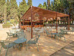 Camping Pas Cher vous présente avec son site Officiel campingpascher.fr, le Camping Castell Montgri classé 4 étoiles, situé sur la commune de L'estartit dans le département Gérone (Catalogne) en Espagne. Le camping Castell Montgri, vous présente un hébergement de type mobil-home de 30 m² avec climatisation. Le camping Castell Montgri vous proposeun séjour PAS CHER avec une REMISEdu sam. 30 mai au sam. 06 juin 2026, en promotion à -50% pour 7 nuits à 227,50 € au lieu de 455,0 € soit une Économie de 227,50 €. Cette location propose 76 dates différentes pour réserver votre séjour. Découvrez également les 20 autres gammes d'hébergements du camping. Les Avis clients pour le Camping Castell Montgri sont excellents avec une note moyenne de 8 sur 10. Mer, Parc aquatique, Piscine extérieure, Animations familiales, Club enfants, Aire de jeux enfants, Canoë-kayak, Centre équestre, Court de tennis, Golf, Ping-pong, Piscine, Planche à voile, Plongée, Pédalo, Pétanque, Salle de jeux vidéo, Ski nautique, Structure gonflable enfants, Terrain de football, Terrain de volley-ball, Terrain multisports, Voile, kiteSurf, Bar, Dépôt de pain, Restaurant, Snack/Bar, Épicerie,... En savoir plus : cliquez-ICI.