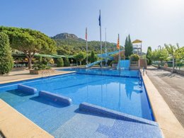 Camping Pas Cher vous présente avec son site Officiel campingpascher.fr, le Camping Castell Montgri classé 4 étoiles, situé sur la commune de L'estartit dans le département Gérone (Catalogne) en Espagne. Le camping Castell Montgri, vous présente un hébergement de type mobil-home de 32 m² avec climatisation. Le camping Castell Montgri vous proposeun séjour PAS CHER avec une REMISEdu sam. 30 mai au sam. 06 juin 2026, en promotion à -50% pour 7 nuits à 276,50 € au lieu de 553,0 € soit une Économie de 276,50 €. Cette location propose 62 dates différentes pour réserver votre séjour. Découvrez également les 20 autres gammes d'hébergements du camping. Les Avis clients pour le Camping Castell Montgri sont excellents avec une note moyenne de 8 sur 10. Mer, Parc aquatique, Piscine extérieure, Animations familiales, Club enfants, Aire de jeux enfants, Canoë-kayak, Centre équestre, Court de tennis, Golf, Ping-pong, Piscine, Planche à voile, Plongée, Pédalo, Pétanque, Salle de jeux vidéo, Ski nautique, Structure gonflable enfants, Terrain de football, Terrain de volley-ball, Terrain multisports, Voile, kiteSurf, Bar, Dépôt de pain, Restaurant, Snack/Bar, Épicerie,... En savoir plus : cliquez-ICI.