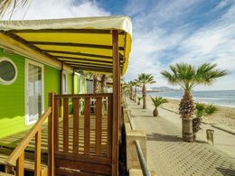 Camping Pas Cher vous présente avec son site Officiel campingpascher.fr, le Camping Alannia Costa Dorada classé 3 étoiles, situé sur la commune de L'hospitalet De Infant dans le département Tarragone (Catalogne) en Espagne. Le camping Alannia Costa Dorada, vous présente un hébergement de type mobil-home de 29 m² pour 5 personnes avec climatisation et télévision. Le camping Alannia Costa Dorada vous propose du lundi 16 mars au lundi 23 mars 2026 pour 7 nuits à 833.06€. Cette location propose 9 dates différentes pour réserver votre séjour. Découvrez également les 9 autres gammes d'hébergements du camping. Les Avis clients pour le Camping Alannia Costa Dorada sont excellents avec une note moyenne de 8 sur 10. Mer, Piscine extérieure, Club ados, Club enfants, Aire de jeux enfants, Court de tennis, Cyclisme, Parcours sportif, Ping-pong, Plongée, Pétanque, Randonnée, Terrain de beach-volley, Terrain multisports, Bar, Restaurant, Snack/Bar, Supermarché,... En savoir plus : cliquez-ICI.