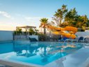 Camping Pas Cher vous présente avec son site Officiel campingpascher.fr, le Camping Paradis Au Port De L'houmeau classé 4 étoiles, situé sur la commune de L'houmeau dans le département Charente-maritime (Poitou Charentes) en France. Le camping Paradis Au Port De L'houmeau, vous présente un hébergement de type mobil-home de 17 m² pour 1 personne et télévision. Le camping Paradis Au Port De L'houmeau vous proposeun séjour PAS CHER avec une REMISEdu sam. 27 juin au sam. 04 juillet 2026, en promotion à -44% pour 7 nuits à 249 € au lieu de 450,0 € soit une Économie de 201 €. Cette location propose 195 dates différentes pour réserver votre séjour. Découvrez également les 11 autres gammes d'hébergements du camping. Les Avis clients pour le Camping Paradis Au Port De L'houmeau sont excellents avec une note moyenne de 8 sur 10. Piscine chauffée, Piscine extérieure, Animation enfants, Animations familiales, Aire de jeux enfants, Baby-foot, Centre équestre, Cyclisme, Golf, Parcours sportif, Ping-pong, Pétanque, Structure gonflable enfants, Terrain de beach-volley, Bar, Pizzeria, Snack/Bar, Supermarché, Épicerie,... En savoir plus : cliquez-ICI.