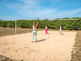 Camping Pas Cher vous présente avec son site Officiel campingpascher.fr, le Camping Paradis Au Port De L'houmeau. classé 4 étoiles, situé sur la commune de L'houmeau dans le département Charente-maritime (Poitou Charentes) en France. Le camping Paradis Au Port De L'houmeau. vous propose un hébergement de type mobil-home de 24 m² pour 4 personnes avec climatisation (télévision). Cet hébergement propose plus de 243 dates différentes pour réserver ! Pour dévouvrir la période la moins chère, consultez la rubrique 'Tarifs' et sélectionnez votre mois de départ. L'établissement vous propose 12 autres types d'hébergements. Découvrez tous nos séjours à petits prix dans la commune et aux alentours de L'houmeau du département : Charente-maritime (Poitou Charentes). Les Avis clients pour le Camping Paradis Au Port De L'houmeau. sont excellents avec une note moyenne de 8 sur 10. Piscine chauffée, Piscine extérieure, Animation enfants, Animations familiales, Aire de jeux enfants, Baby-foot, Centre équestre, Cyclisme, Golf, Parcours sportif, Ping-pong, Pétanque, Structure gonflable enfants, Terrain de beach-volley, Bar, Pizzeria, Snack/Bar, Supermarché, Épicerie,... En savoir plus : cliquez-ICI.