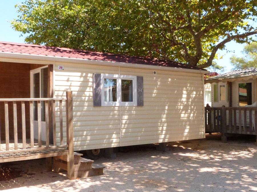 Camping Pas Cher vous présente avec son site Officiel campingpascher.fr, le Camping Tikayan La Bergerie Plage classé 3 étoiles, situé sur la commune de Hyères dans le département Var (Provence Alpes Côte D'azur) en France. Le camping Tikayan La Bergerie Plage, vous présente un hébergement de type mobil-home de 24 m² pour 4 personnes avec climatisation et télévision. Le camping Tikayan La Bergerie Plage vous proposeun séjour PAS CHER avec une REMISEdu jeudi 04 juin au jeudi 11 juin 2026 avec une PROMO de DERNIÈRE MINUTE, en promotion à -50% pour 7 nuits à 353,50 € au lieu de 707,0 € soit une Économie de 353,50 €. Cette location propose 73 dates différentes pour réserver votre séjour. Découvrez également les 11 autres gammes d'hébergements du camping. Les Avis clients pour le Camping Tikayan La Bergerie Plage sont de 7 sur 10. Mer, Aire de jeux enfants, Canoë-kayak, Jet-ski, Paddle, Ping-pong, Planche à voile, Plongée, Randonnée, kiteSurf, Bar, Boulangerie, Bureau de tabac, Dépôt de pain, Plats à emporter, Snack/Bar, Station-service, Épicerie,... En savoir plus : cliquez-ICI.