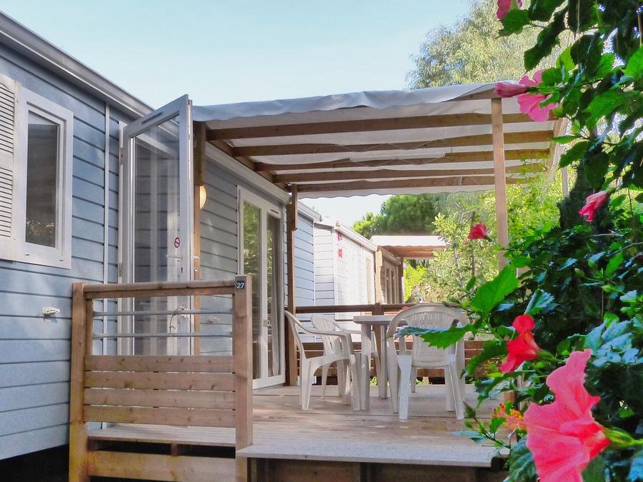Camping Pas Cher vous présente avec son site Officiel campingpascher.fr, le Camping Tikayan La Bergerie Plage classé 3 étoiles, situé sur la commune de Hyères dans le département Var (Provence Alpes Côte D'azur) en France. Le camping Tikayan La Bergerie Plage, vous présente un hébergement de type mobil-home de 26 m² pour 4 personnes avec climatisation et télévision. Le camping Tikayan La Bergerie Plage vous proposeun séjour PAS CHER avec une REMISEdu jeudi 04 juin au jeudi 11 juin 2026 avec une PROMO de DERNIÈRE MINUTE, en promotion à -50% pour 7 nuits à 388,50 € au lieu de 777,0 € soit une Économie de 388,50 €. Cette location propose 83 dates différentes pour réserver votre séjour. Découvrez également les 11 autres gammes d'hébergements du camping. Les Avis clients pour le Camping Tikayan La Bergerie Plage sont excellents avec une note moyenne de 8 sur 10. Mer, Aire de jeux enfants, Canoë-kayak, Jet-ski, Paddle, Ping-pong, Planche à voile, Plongée, Randonnée, kiteSurf, Bar, Boulangerie, Bureau de tabac, Dépôt de pain, Plats à emporter, Snack/Bar, Station-service, Épicerie,... En savoir plus : cliquez-ICI.