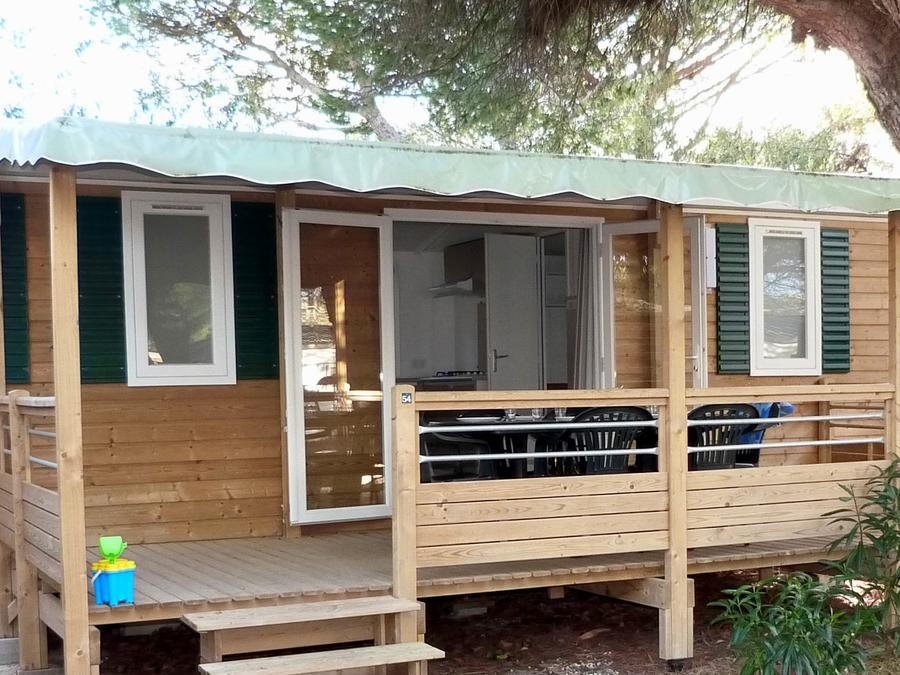 Camping Pas Cher vous présente avec son site Officiel campingpascher.fr, le Camping Tikayan La Bergerie Plage classé 3 étoiles, situé sur la commune de Hyères dans le département Var (Provence Alpes Côte D'azur) en France. Le camping Tikayan La Bergerie Plage, vous présente un hébergement de type mobil-home de 36 m² pour 5 personnes avec climatisation et télévision. Le camping Tikayan La Bergerie Plage vous proposeun séjour PAS CHER avec une REMISEdu vendredi 12 juin au vendredi 19 juin 2026, en promotion à -40% pour 7 nuits à 576,60 € au lieu de 961,0 € soit une Économie de 384,40 €. Cette location propose 66 dates différentes pour réserver votre séjour. Découvrez également les 11 autres gammes d'hébergements du camping. Les Avis clients pour le Camping Tikayan La Bergerie Plage sont de 7 sur 10. Mer, Aire de jeux enfants, Canoë-kayak, Jet-ski, Paddle, Ping-pong, Planche à voile, Plongée, Randonnée, kiteSurf, Bar, Boulangerie, Bureau de tabac, Dépôt de pain, Plats à emporter, Snack/Bar, Station-service, Épicerie,... En savoir plus : cliquez-ICI.
