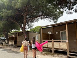 Camping Pas Cher vous présente avec son site Officiel campingpascher.fr, le Camping Tikayan La Bergerie Plage classé 3 étoiles, situé sur la commune de Hyères dans le département Var (Provence Alpes Côte D'azur) en France. Le camping Tikayan La Bergerie Plage vous propose un hébergement de type mobil-home de 15 m² pour 1 personne avec climatisation (télévision). L'établissement vous propose 11 autres types d'hébergements. Découvrez tous nos séjours à petits prix dans la commune et aux alentours de Hyères du département : Var (Provence Alpes Côte D'azur). Les Avis clients pour le Camping Tikayan La Bergerie Plage sont excellents avec une note moyenne de 8 sur 10. Mer, Aire de jeux enfants, Canoë-kayak, Jet-ski, Paddle, Ping-pong, Planche à voile, Plongée, Randonnée, kiteSurf, Bar, Boulangerie, Bureau de tabac, Dépôt de pain, Plats à emporter, Snack/Bar, Station-service, Épicerie,... En savoir plus : cliquez-ICI.