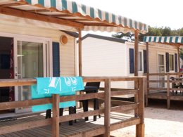 Camping Pas Cher vous présente avec son site Officiel campingpascher.fr, le Camping Tikayan La Bergerie Plage classé 3 étoiles, situé sur la commune de Hyères dans le département Var (Provence Alpes Côte D'azur) en France. Le camping Tikayan La Bergerie Plage, vous présente un hébergement de type mobil-home de 15 m² pour 1 personne avec climatisation et télévision. Le camping Tikayan La Bergerie Plage vous propose du sam. 18 avril au sam. 25 avril 2026, en promotion à -20% pour 7 nuits à 347,20 € au lieu de 434,0 € soit une Économie de 86,80 €. Cette location propose 137 dates différentes pour réserver votre séjour. Découvrez également les 4 autres gammes d'hébergements du camping. Les Avis clients pour le Camping Tikayan La Bergerie Plage sont excellents avec une note moyenne de 8 sur 10. Mer, Aire de jeux enfants, Canoë-kayak, Jet-ski, Paddle, Ping-pong, Planche à voile, Plongée, Randonnée, kiteSurf, Bar, Boulangerie, Bureau de tabac, Dépôt de pain, Plats à emporter, Snack/Bar, Station-service, Épicerie,... En savoir plus : cliquez-ICI.