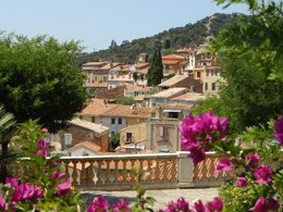 Camping Pas Cher vous présente avec son site Officiel campingpascher.fr, le Camping Tikayan La Bergerie Plage classé 3 étoiles, situé sur la commune de Hyères dans le département Var (Provence Alpes Côte D'azur) en France. Le camping Tikayan La Bergerie Plage, vous présente un hébergement de type mobil-home de 15 m² pour 1 personne avec climatisation et télévision. Le camping Tikayan La Bergerie Plage vous propose du sam. 18 avril au sam. 25 avril 2026, en promotion à -20% pour 7 nuits à 347,20 € au lieu de 434,0 € soit une Économie de 86,80 €. Cette location propose 137 dates différentes pour réserver votre séjour. Découvrez également les 4 autres gammes d'hébergements du camping. Les Avis clients pour le Camping Tikayan La Bergerie Plage sont excellents avec une note moyenne de 8 sur 10. Mer, Aire de jeux enfants, Canoë-kayak, Jet-ski, Paddle, Ping-pong, Planche à voile, Plongée, Randonnée, kiteSurf, Bar, Boulangerie, Bureau de tabac, Dépôt de pain, Plats à emporter, Snack/Bar, Station-service, Épicerie,... En savoir plus : cliquez-ICI.