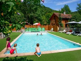 Camping Pas Cher vous présente avec son site Officiel campingpascher.fr, le CampingL'Arize classé 4 étoiles, situé sur la commune de La Bastide De Serou dans le département Ariège (Midi Pyrénées) en France. Le camping L'Arize, vous présente un hébergement de type bungalow de 21 m² pour 2 personnes. Le camping L'Arize vous propose du sam. 29 août au sam. 05 septembre 2026 pour 7 nuits à 423.5€. Cette location propose 37 dates différentes pour réserver votre séjour. Découvrez également les 5 autres gammes d'hébergements du camping. Rivière, Piscine chauffée, Piscine extérieure, Club enfants, Aire de jeux enfants, Canoë-kayak, Centre équestre, Cyclisme, Golf, Paddle, Parcours sportif, Pétanque, Randonnée, Terrain de badminton, Terrain de volley-ball, Bar, Dépôt de pain, Snack/Bar, Épicerie,... En savoir plus : cliquez-ICI.