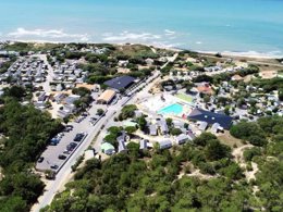 Camping Pas Cher vous présente avec son site Officiel campingpascher.fr, le Camping L'Anse Des Pins classé 4 étoiles, situé sur la commune de Saint Georges D'oléron dans le département Charente-maritime (Poitou Charentes) en France. Le camping L'Anse Des Pins vous propose un hébergement de type mobil-home de 25 m². L'établissement vous propose 3 autres types d'hébergements. Découvrez tous nos séjours à petits prix dans la commune et aux alentours de Saint Georges D'oléron du département : Charente-maritime (Poitou Charentes). Les Avis clients pour le Camping L'Anse Des Pins sont excellents avec une note moyenne de 8 sur 10. Mer, Piscine couverte, Piscine extérieure, Animations familiales, Club enfants, Aire de jeux enfants, Centre équestre, Golf, Ping-pong, Planche à voile, Pétanque, Surf, Terrain multisports, Bar, Dépôt de pain, Plats à emporter, Restaurant, Snack/Bar, Épicerie,... En savoir plus : cliquez-ICI.