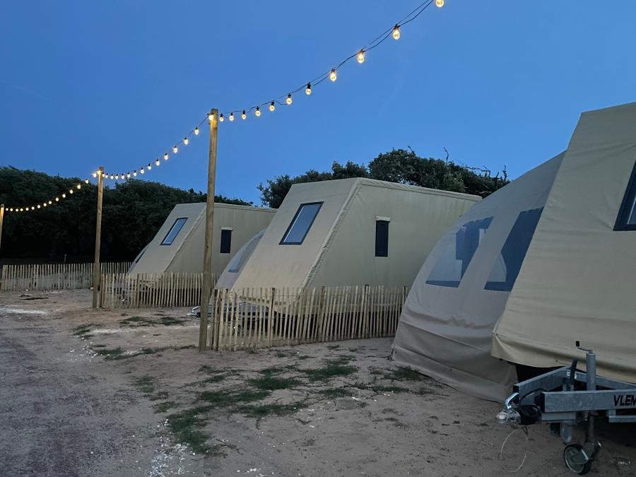 Camping Pas Cher vous présente avec son site Officiel campingpascher.fr, le Camping LES FLOTS-ATLANTIQUE Village 2 classé 2 étoiles, situé sur la commune de Saint Pierre D'oléron dans le département Charente-maritime (Poitou Charentes) en France. Le camping LES FLOTS-ATLANTIQUE Village 2, vous présente un hébergement de type bungalow toilé de 16 m² pour 4 personnes. Le camping LES FLOTS-ATLANTIQUE Village 2 vous propose du dimanche 30 août au dimanche 06 septembre 2026 pour 7 nuits à 234€. Cette location propose 86 dates différentes pour réserver votre séjour. Découvrez également les 11 autres gammes d'hébergements du camping. Les Avis clients pour le Camping LES FLOTS-ATLANTIQUE Village 2 sont excellents avec une note moyenne de 8 sur 10. Mer, Aire de jeux enfants, Cyclisme, Ping-pong, Pétanque, Randonnée, Structure gonflable enfants, Dépôt de pain, Restaurant, Épicerie,... En savoir plus : cliquez-ICI.