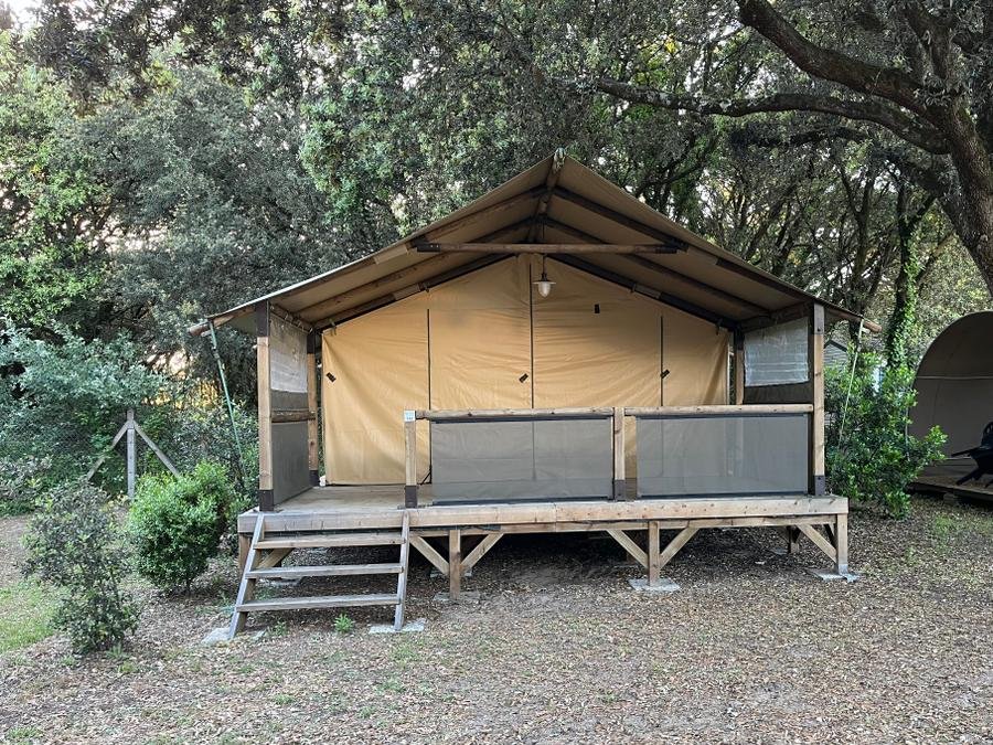 Camping Pas Cher vous présente avec son site Officiel campingpascher.fr, le Camping LES FLOTS-ATLANTIQUE Village 2 classé 2 étoiles, situé sur la commune de Saint Pierre D'oléron dans le département Charente-maritime (Poitou Charentes) en France. Le camping LES FLOTS-ATLANTIQUE Village 2, vous présente un hébergement de type lodge de 32 m² pour 5 personnes. Le camping LES FLOTS-ATLANTIQUE Village 2 vous propose du sam. 29 août au sam. 05 septembre 2026 pour 7 nuits à 274€. Cette location propose 87 dates différentes pour réserver votre séjour. Découvrez également les 11 autres gammes d'hébergements du camping. Les Avis clients pour le Camping LES FLOTS-ATLANTIQUE Village 2 sont excellents avec une note moyenne de 8 sur 10. Mer, Aire de jeux enfants, Cyclisme, Ping-pong, Pétanque, Randonnée, Structure gonflable enfants, Dépôt de pain, Restaurant, Épicerie,... En savoir plus : cliquez-ICI.
