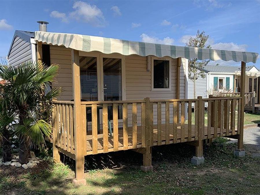 Camping Pas Cher vous présente avec son site Officiel campingpascher.fr, le Camping LES FLOTS-ATLANTIQUE Village 2 classé 2 étoiles, situé sur la commune de Saint Pierre D'oléron dans le département Charente-maritime (Poitou Charentes) en France. Le camping LES FLOTS-ATLANTIQUE Village 2 vous propose un hébergement de type mobil-home de 18 m² pour 2 personnes (télévision). Cet hébergement propose plus de 86 dates différentes pour réserver ! Pour dévouvrir la période la moins chère, consultez la rubrique 'Tarifs' et sélectionnez votre mois de départ. L'établissement vous propose 11 autres types d'hébergements. Découvrez tous nos séjours à petits prix dans la commune et aux alentours de Saint Pierre D'oléron du département : Charente-maritime (Poitou Charentes). Les Avis clients pour le Camping LES FLOTS-ATLANTIQUE Village 2 sont excellents avec une note moyenne de 8 sur 10. Mer, Aire de jeux enfants, Cyclisme, Ping-pong, Pétanque, Randonnée, Structure gonflable enfants, Dépôt de pain, Restaurant, Épicerie,... En savoir plus : cliquez-ICI.