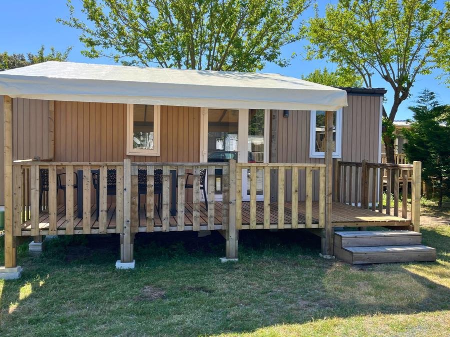 Camping Pas Cher vous présente avec son site Officiel campingpascher.fr, le Camping LES FLOTS-ATLANTIQUE Village 2 classé 2 étoiles, situé sur la commune de Saint Pierre D'oléron dans le département Charente-maritime (Poitou Charentes) en France. Le camping LES FLOTS-ATLANTIQUE Village 2, vous présente un hébergement de type mobil-home de 30 m² pour 4 personnes avec climatisation et télévision. Le camping LES FLOTS-ATLANTIQUE Village 2 vous propose du sam. 29 août au sam. 05 septembre 2026 pour 7 nuits à 394€. Cette location propose 59 dates différentes pour réserver votre séjour. Découvrez également les 11 autres gammes d'hébergements du camping. Les Avis clients pour le Camping LES FLOTS-ATLANTIQUE Village 2 sont excellents avec une note moyenne de 8 sur 10. Mer, Aire de jeux enfants, Cyclisme, Ping-pong, Pétanque, Randonnée, Structure gonflable enfants, Dépôt de pain, Restaurant, Épicerie,... En savoir plus : cliquez-ICI.