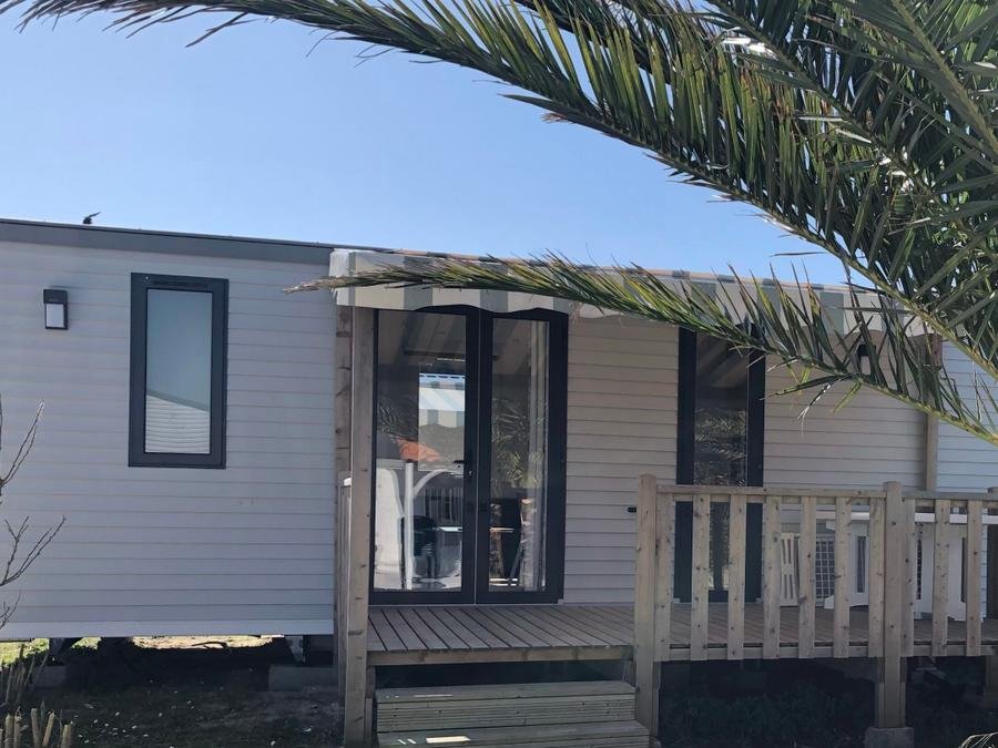 Camping Pas Cher vous présente avec son site Officiel campingpascher.fr, le Camping LES FLOTS-ATLANTIQUE Village 2 classé 2 étoiles, situé sur la commune de Saint Pierre D'oléron dans le département Charente-maritime (Poitou Charentes) en France. Le camping LES FLOTS-ATLANTIQUE Village 2, vous présente un hébergement de type mobil-home de 30 m² pour 4 personnes et télévision. Le camping LES FLOTS-ATLANTIQUE Village 2 vous propose du vendredi 12 juin au vendredi 19 juin 2026 pour 7 nuits à 400€. Cette location propose 73 dates différentes pour réserver votre séjour. Découvrez également les 11 autres gammes d'hébergements du camping. Les Avis clients pour le Camping LES FLOTS-ATLANTIQUE Village 2 sont excellents avec une note moyenne de 8 sur 10. Mer, Aire de jeux enfants, Cyclisme, Ping-pong, Pétanque, Randonnée, Structure gonflable enfants, Dépôt de pain, Restaurant, Épicerie,... En savoir plus : cliquez-ICI.