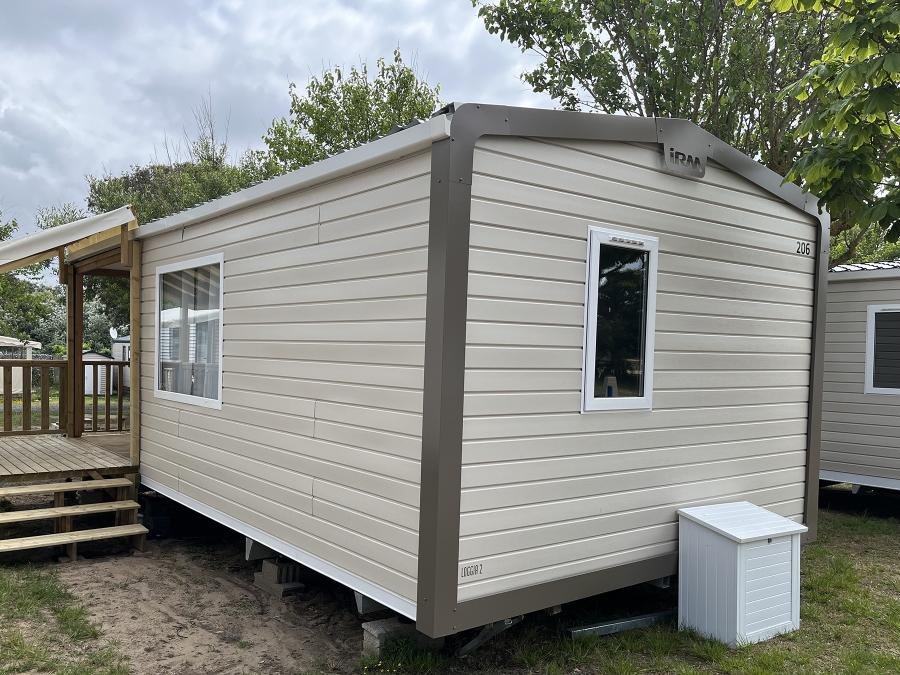 Camping Pas Cher vous présente avec son site Officiel campingpascher.fr, le Camping LES FLOTS-ATLANTIQUE Village 2 classé 2 étoiles, situé sur la commune de Saint Pierre D'oléron dans le département Charente-maritime (Poitou Charentes) en France. Le camping LES FLOTS-ATLANTIQUE Village 2 vous propose un hébergement de type mobil-home de 24 m² pour 4 personnes avec climatisation (télévision). Cet hébergement propose plus de 85 dates différentes pour réserver ! Pour dévouvrir la période la moins chère, consultez la rubrique 'Tarifs' et sélectionnez votre mois de départ. L'établissement vous propose 11 autres types d'hébergements. Découvrez tous nos séjours à petits prix dans la commune et aux alentours de Saint Pierre D'oléron du département : Charente-maritime (Poitou Charentes). Les Avis clients pour le Camping LES FLOTS-ATLANTIQUE Village 2 sont excellents avec une note moyenne de 8 sur 10. Mer, Aire de jeux enfants, Cyclisme, Ping-pong, Pétanque, Randonnée, Structure gonflable enfants, Dépôt de pain, Restaurant, Épicerie,... En savoir plus : cliquez-ICI.