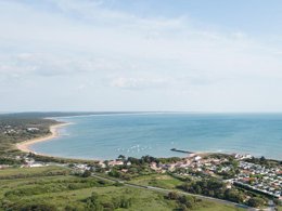 Camping Pas Cher vous présente avec son site Officiel campingpascher.fr, le Camping LES FLOTS-ATLANTIQUE Village 2 classé 2 étoiles, situé sur la commune de Saint Pierre D'oléron dans le département Charente-maritime (Poitou Charentes) en France. Le camping LES FLOTS-ATLANTIQUE Village 2, vous présente un hébergement de type lodge de 32 m² pour 5 personnes. Le camping LES FLOTS-ATLANTIQUE Village 2 vous propose du sam. 29 août au sam. 05 septembre 2026 pour 7 nuits à 274€. Cette location propose 87 dates différentes pour réserver votre séjour. Découvrez également les 11 autres gammes d'hébergements du camping. Les Avis clients pour le Camping LES FLOTS-ATLANTIQUE Village 2 sont excellents avec une note moyenne de 8 sur 10. Mer, Aire de jeux enfants, Cyclisme, Ping-pong, Pétanque, Randonnée, Structure gonflable enfants, Dépôt de pain, Restaurant, Épicerie,... En savoir plus : cliquez-ICI.
