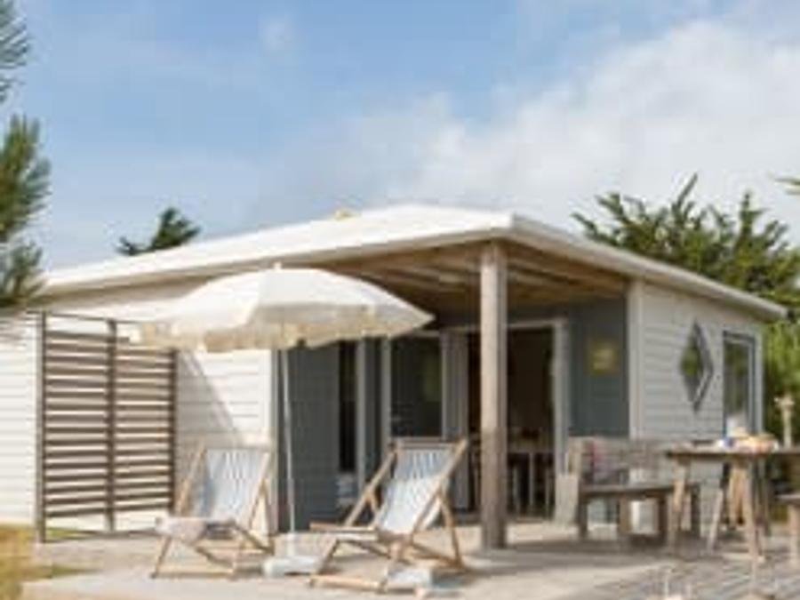 Camping Pas Cher vous présente avec son site Officiel campingpascher.fr, le Camping Sandaya Domaine Le Midi classé 5 étoiles, situé sur la commune de Noirmoutier En L'ile dans le département Vendée (Pays De La Loire) en France. Le camping Sandaya Domaine Le Midi vous propose un hébergement de type chalet de 32 m² pour 6 personnes (télévision). Cet hébergement propose plus de 49 dates différentes pour réserver ! Pour dévouvrir la période la moins chère, consultez la rubrique 'Tarifs' et sélectionnez votre mois de départ. L'établissement vous propose 13 autres types d'hébergements. Découvrez tous nos séjours à petits prix dans la commune et aux alentours de Noirmoutier En L'ile du département : Vendée (Pays De La Loire). Piscine couverte, Piscine extérieure, Animations familiales, Club ados, Club enfants, Aire de jeux enfants, Canoë-kayak, Club enfant de nuit, Court de tennis, Golf, Jet-ski, Paddle, Ping-pong, Planche à voile, Plongée, Pétanque, Skatepark, Structure gonflable enfants, Terrain de basketball, Terrain de football, Terrain multisports, Tir à l’arc, Voile, kiteSurf, Bar, Boulangerie, Pizzeria, Plats à emporter, Snack/Bar, Épicerie,... En savoir plus : cliquez-ICI.