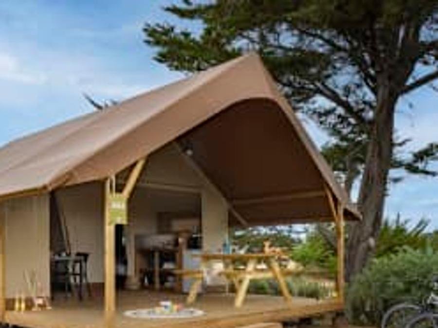 Camping Pas Cher vous présente avec son site Officiel campingpascher.fr, le Camping Sandaya Domaine Le Midi classé 5 étoiles, situé sur la commune de Noirmoutier En L'ile dans le département Vendée (Pays De La Loire) en France. Le camping Sandaya Domaine Le Midi vous propose un hébergement de type tente en toile et bois de 20 m² pour 4 personnes. Cet hébergement propose plus de 72 dates différentes pour réserver ! Pour dévouvrir la période la moins chère, consultez la rubrique 'Tarifs' et sélectionnez votre mois de départ. L'établissement vous propose 13 autres types d'hébergements. Découvrez tous nos séjours à petits prix dans la commune et aux alentours de Noirmoutier En L'ile du département : Vendée (Pays De La Loire). Piscine couverte, Piscine extérieure, Animations familiales, Club ados, Club enfants, Aire de jeux enfants, Canoë-kayak, Club enfant de nuit, Court de tennis, Golf, Jet-ski, Paddle, Ping-pong, Planche à voile, Plongée, Pétanque, Skatepark, Structure gonflable enfants, Terrain de basketball, Terrain de football, Terrain multisports, Tir à l’arc, Voile, kiteSurf, Bar, Boulangerie, Pizzeria, Plats à emporter, Snack/Bar, Épicerie,... En savoir plus : cliquez-ICI.
