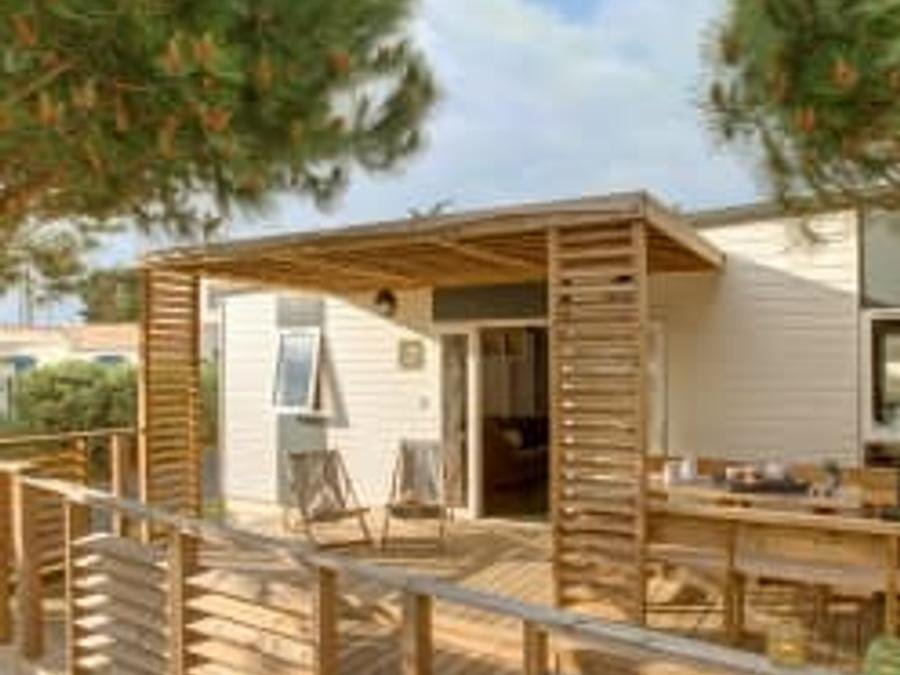 Camping Pas Cher vous présente avec son site Officiel campingpascher.fr, le Camping Sandaya Domaine Le Midi classé 5 étoiles, situé sur la commune de Noirmoutier En L'ile dans le département Vendée (Pays De La Loire) en France. Le camping Sandaya Domaine Le Midi vous propose un hébergement de type mobil-home de 35 m² pour 4 personnes (télévision). Cet hébergement propose plus de 32 dates différentes pour réserver ! Pour dévouvrir la période la moins chère, consultez la rubrique 'Tarifs' et sélectionnez votre mois de départ. L'établissement vous propose 13 autres types d'hébergements. Découvrez tous nos séjours à petits prix dans la commune et aux alentours de Noirmoutier En L'ile du département : Vendée (Pays De La Loire). Piscine couverte, Piscine extérieure, Animations familiales, Club ados, Club enfants, Aire de jeux enfants, Canoë-kayak, Club enfant de nuit, Court de tennis, Golf, Jet-ski, Paddle, Ping-pong, Planche à voile, Plongée, Pétanque, Skatepark, Structure gonflable enfants, Terrain de basketball, Terrain de football, Terrain multisports, Tir à l’arc, Voile, kiteSurf, Bar, Boulangerie, Pizzeria, Plats à emporter, Snack/Bar, Épicerie,... En savoir plus : cliquez-ICI.