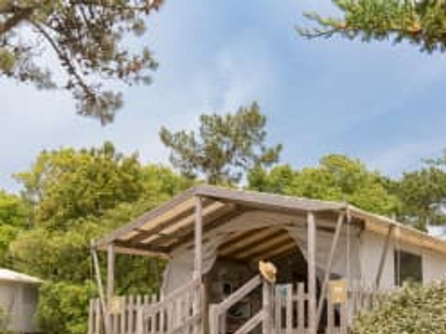 Camping Pas Cher vous présente avec son site Officiel campingpascher.fr, le Camping Sandaya Domaine Le Midi classé 5 étoiles, situé sur la commune de Noirmoutier En L'ile dans le département Vendée (Pays De La Loire) en France. Le camping Sandaya Domaine Le Midi vous propose un hébergement de type tente en toile et bois de 20 m² pour 4 personnes. Cet hébergement propose plus de 54 dates différentes pour réserver ! Pour dévouvrir la période la moins chère, consultez la rubrique 'Tarifs' et sélectionnez votre mois de départ. L'établissement vous propose 13 autres types d'hébergements. Découvrez tous nos séjours à petits prix dans la commune et aux alentours de Noirmoutier En L'ile du département : Vendée (Pays De La Loire). Piscine couverte, Piscine extérieure, Animations familiales, Club ados, Club enfants, Aire de jeux enfants, Canoë-kayak, Club enfant de nuit, Court de tennis, Golf, Jet-ski, Paddle, Ping-pong, Planche à voile, Plongée, Pétanque, Skatepark, Structure gonflable enfants, Terrain de basketball, Terrain de football, Terrain multisports, Tir à l’arc, Voile, kiteSurf, Bar, Boulangerie, Pizzeria, Plats à emporter, Snack/Bar, Épicerie,... En savoir plus : cliquez-ICI.